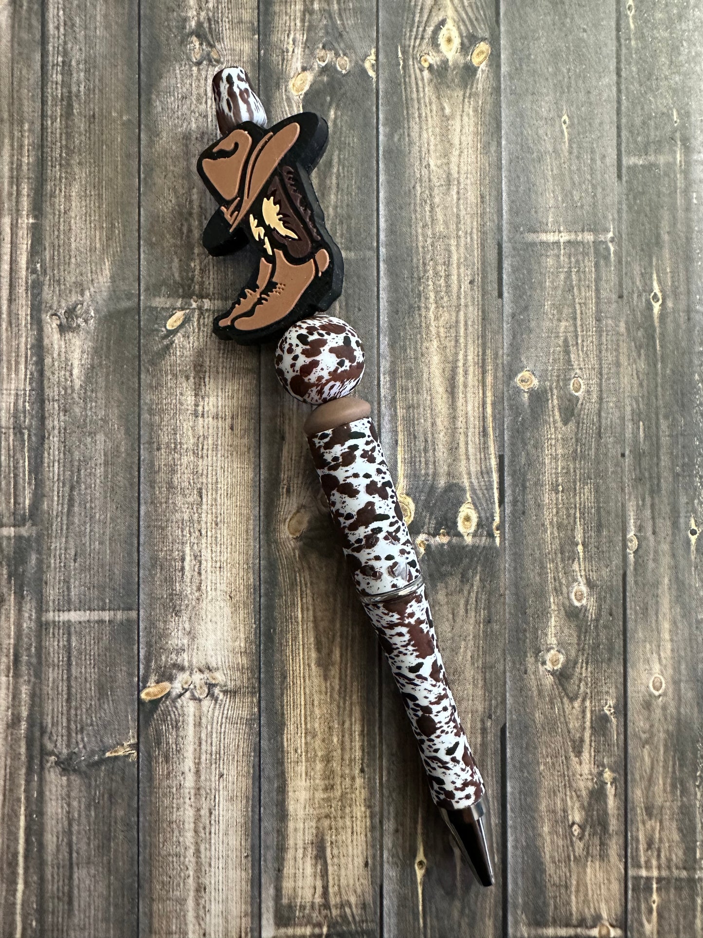 Tan Kick'n Dirt Boots & Cowboy Hat (Brown Cow) Pen